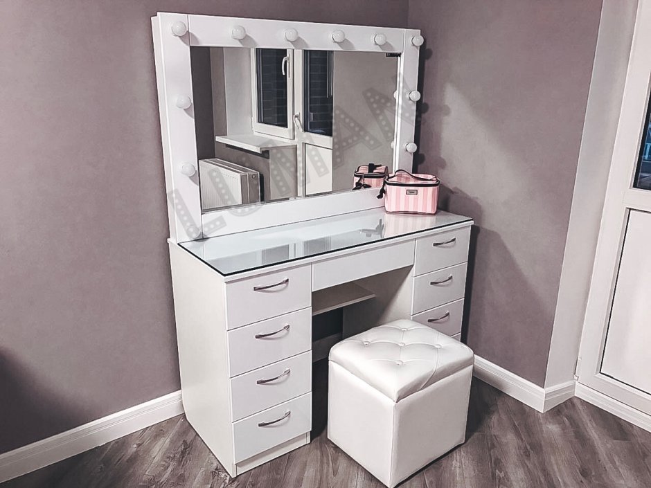 Трюмо с зеркалом в спальню с подсветкой