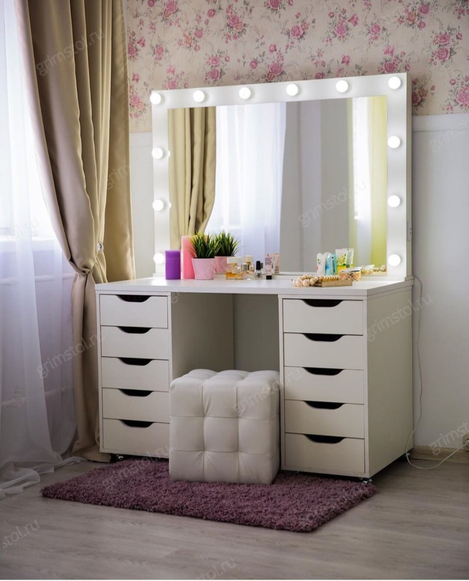 Туалетный столик с зеркалом и подсветкой