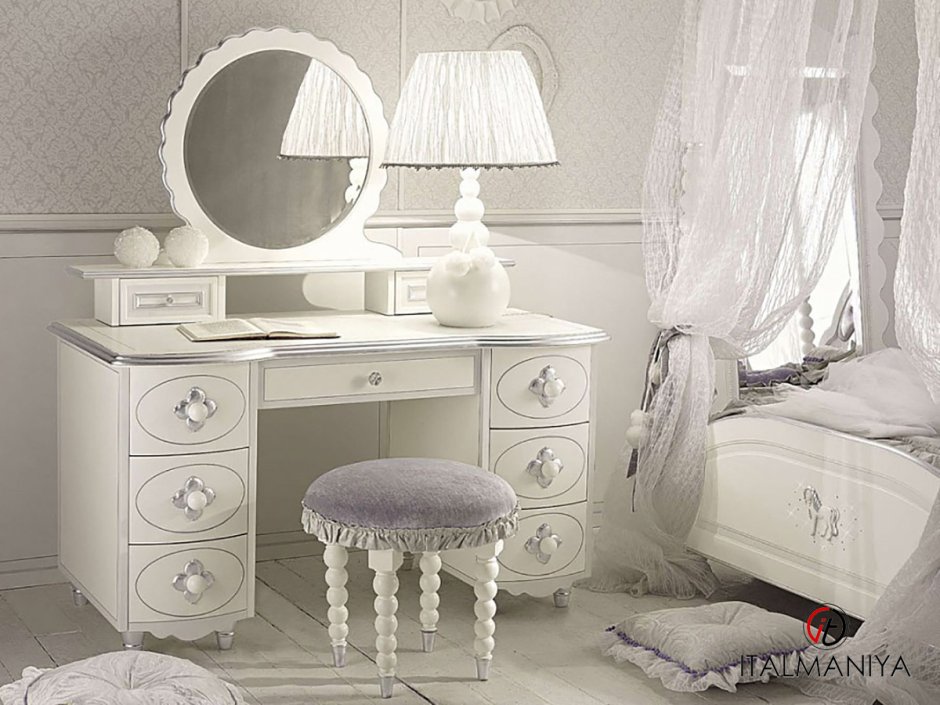 Женский столик с зеркалом