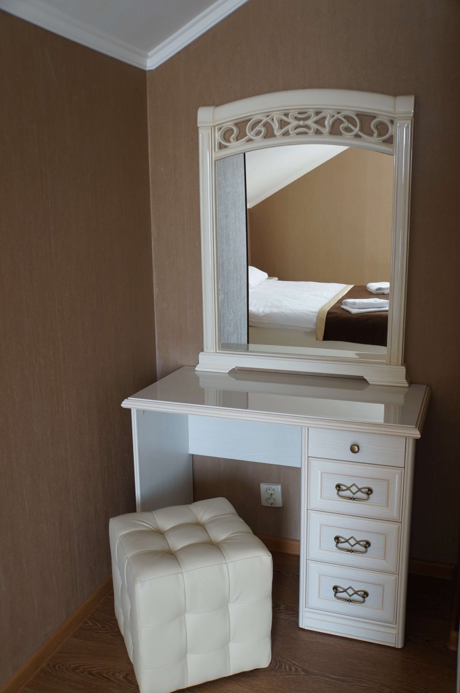 Гримерный столик м80д