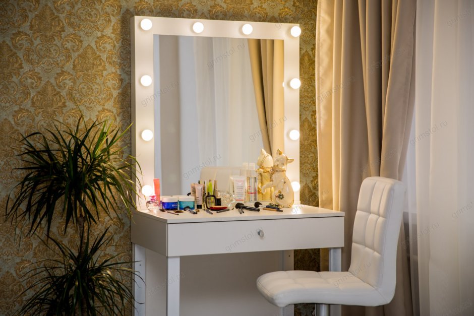 Угловой навесной столик в спальню