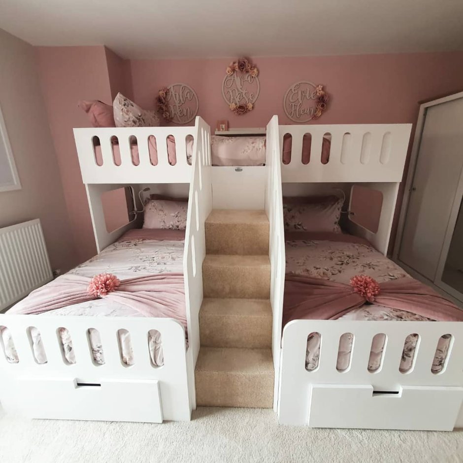 Кровать трехспальная для 3 маленьких детей