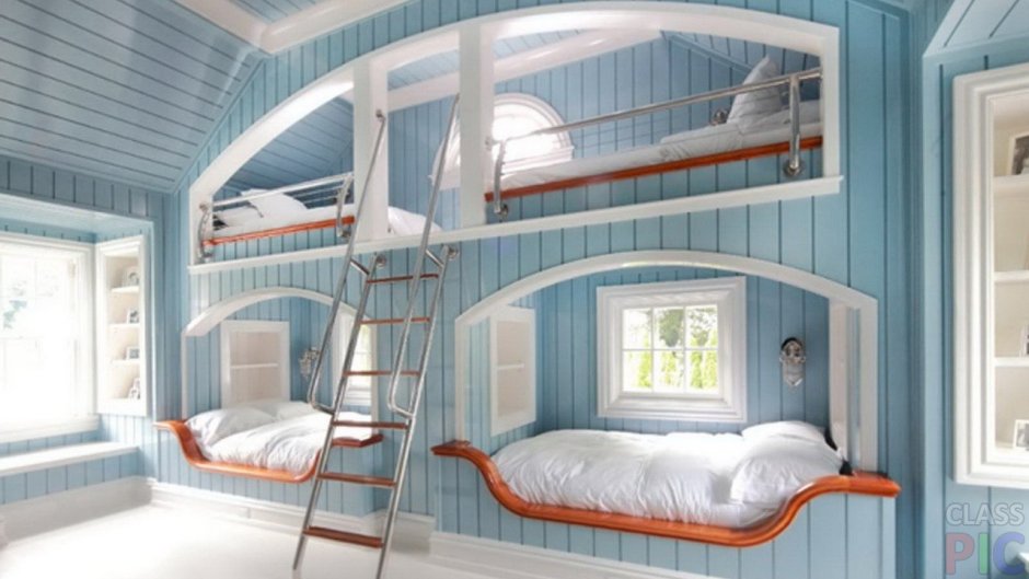Двухъярусная кровать в деревянном доме