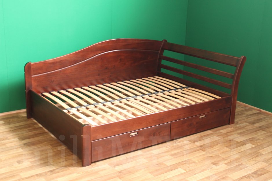 Угловая кровать из массива дерева