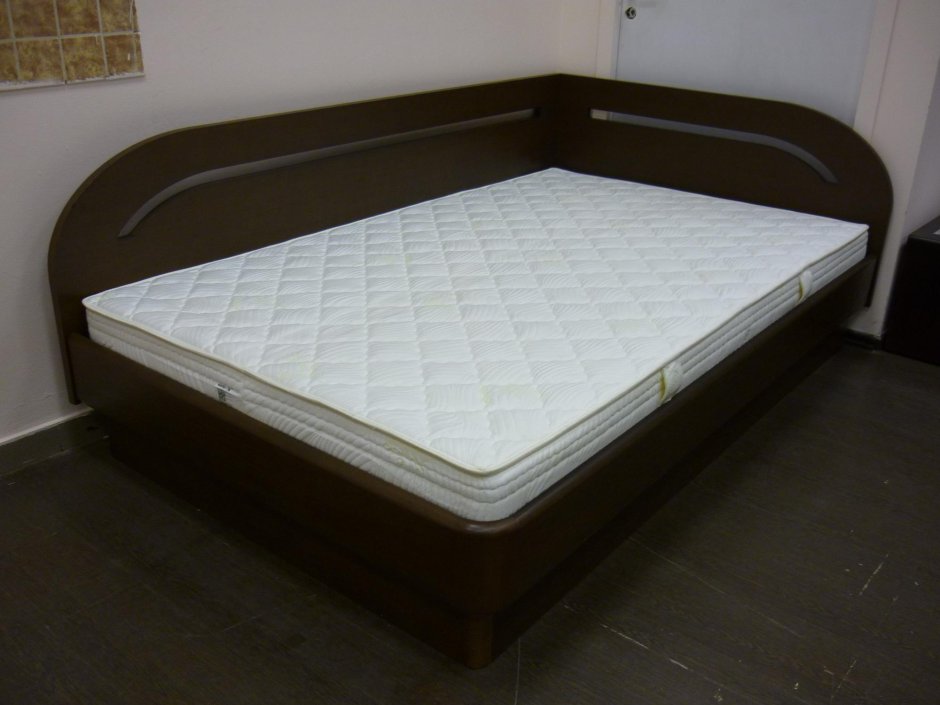 Деревянный бортик для кровати