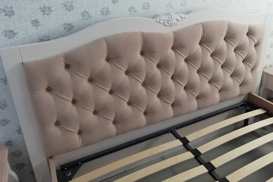Кровать с мягкой обивкой