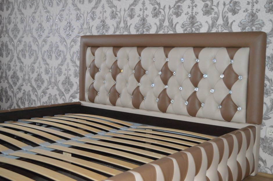 Кровать со стеганной спинкой