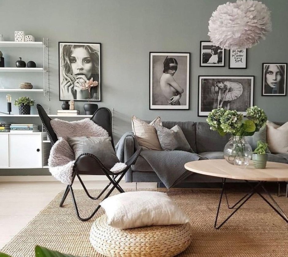 Серо-розовый интерьер гостиной