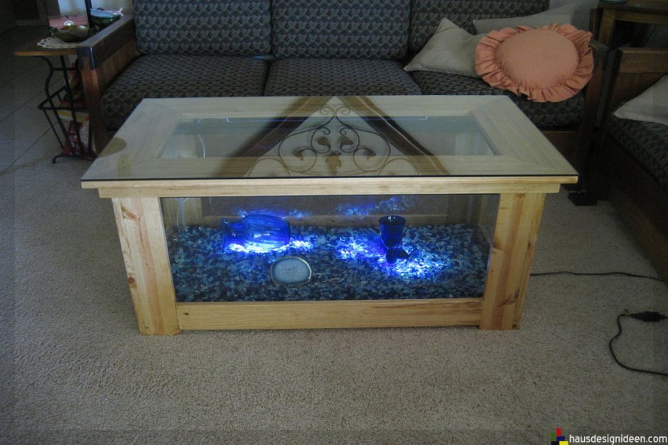Журнальный столик с искусственным аквариумом