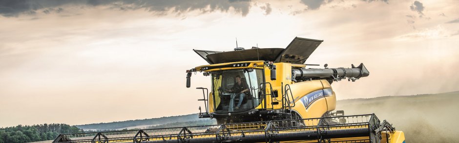 Трактор и комбайн в поле