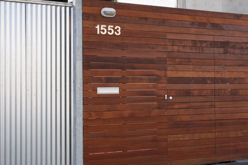 Забор из профнастила в стиле лофт