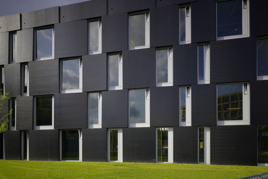 Фасад здания с окнами