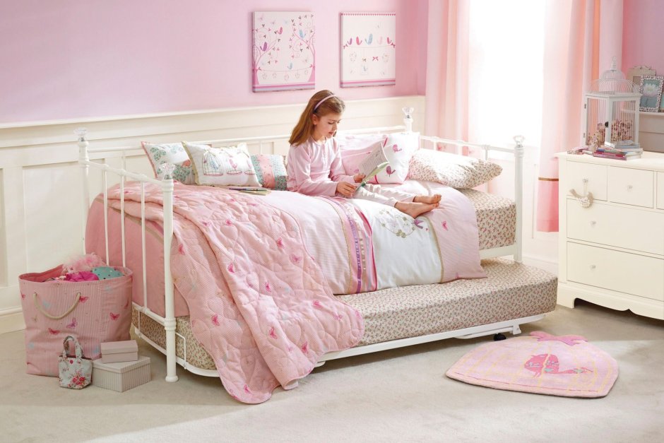 Милая кровать для девочки