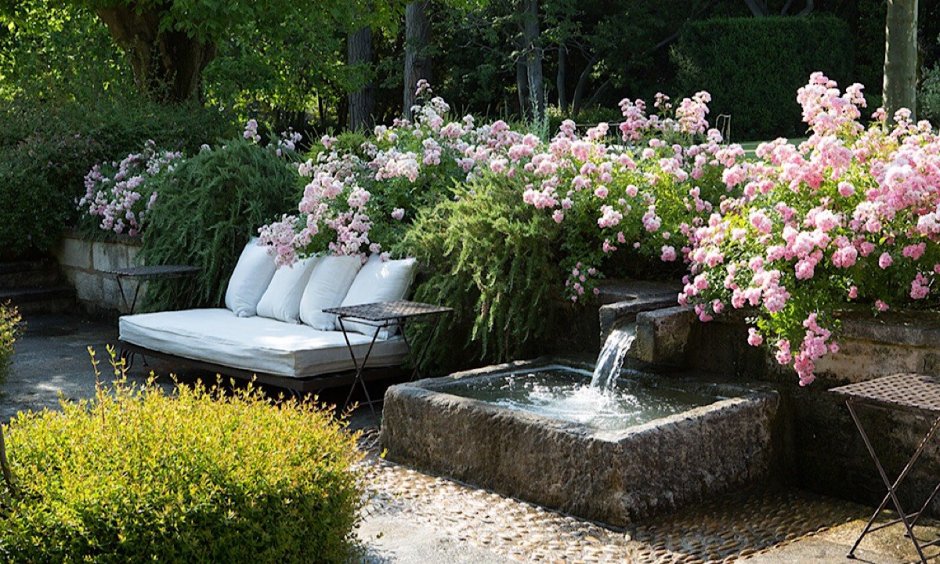 Фонтан в саду в стиле Прованс
