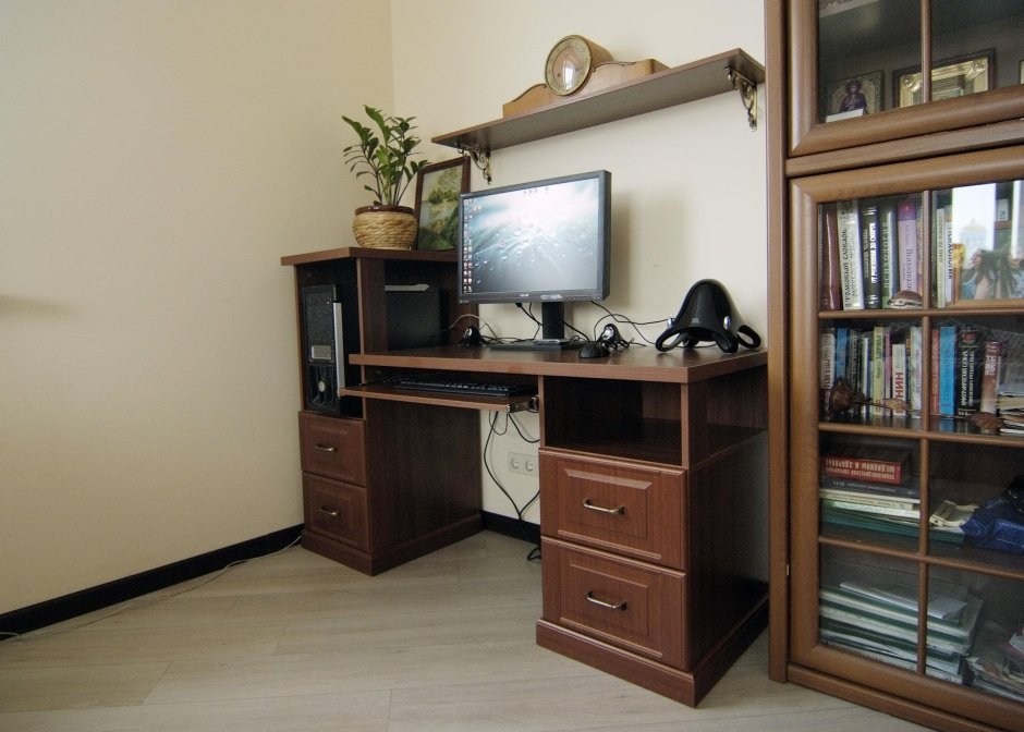 Компьютерный стол в гостиной в классическом стиле