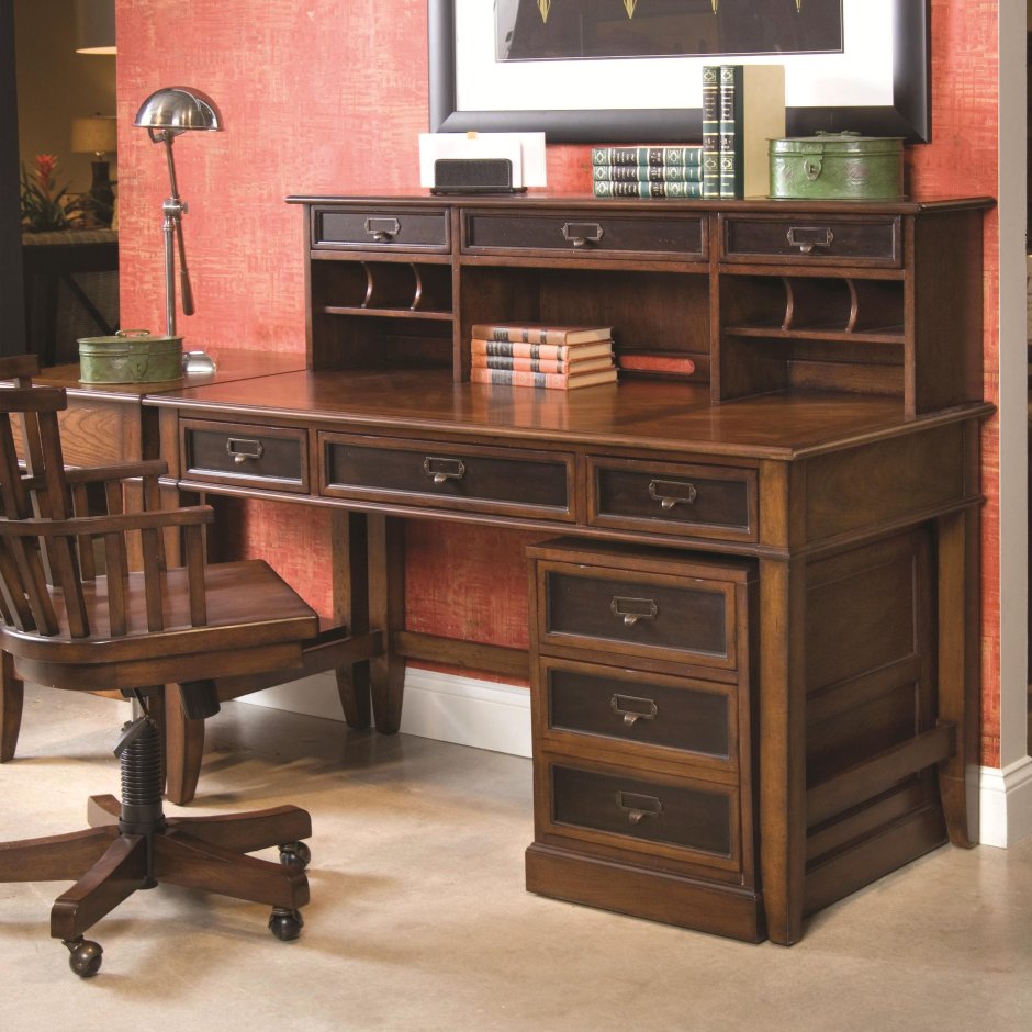 Массивный письменный стол