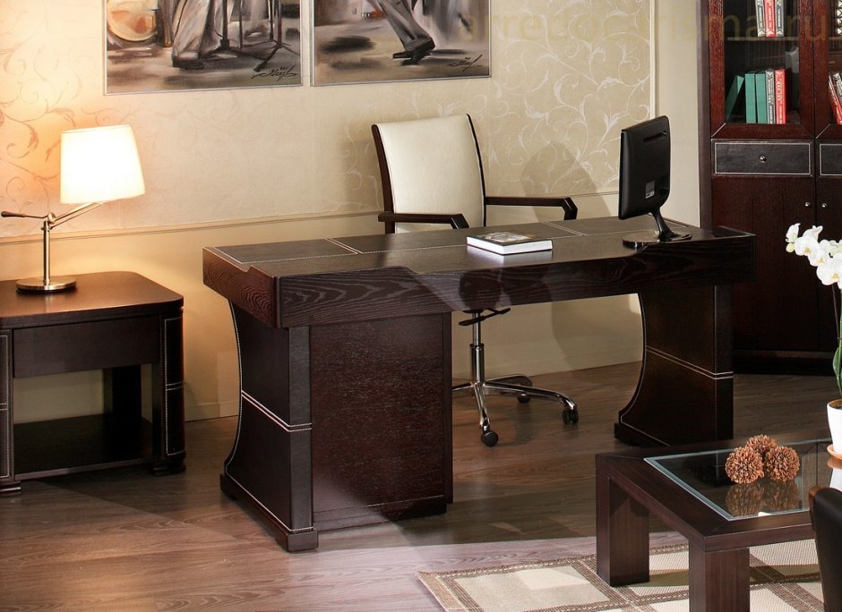 Красивый письменный стол