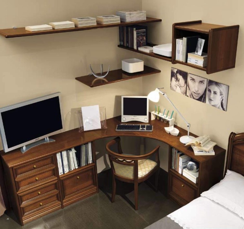 Компьютерный стол в спальне