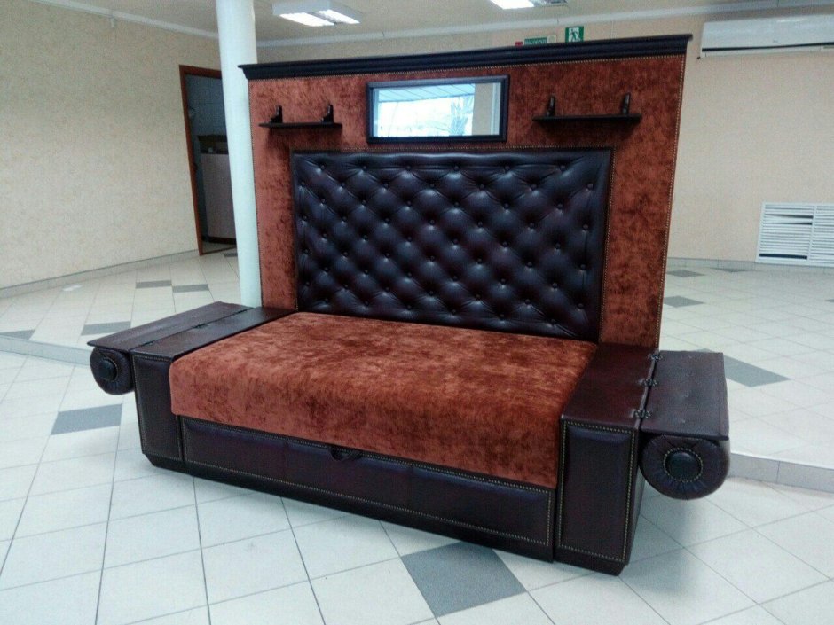 Диван с высокой спинкой и валиками