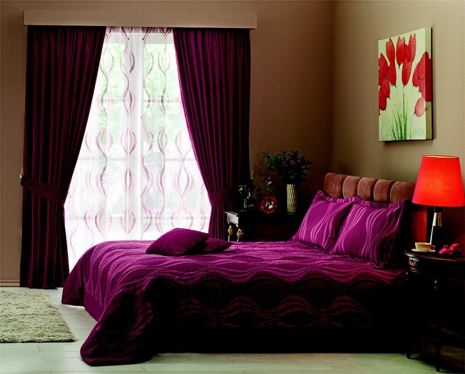 Бордовые шторы в спальне