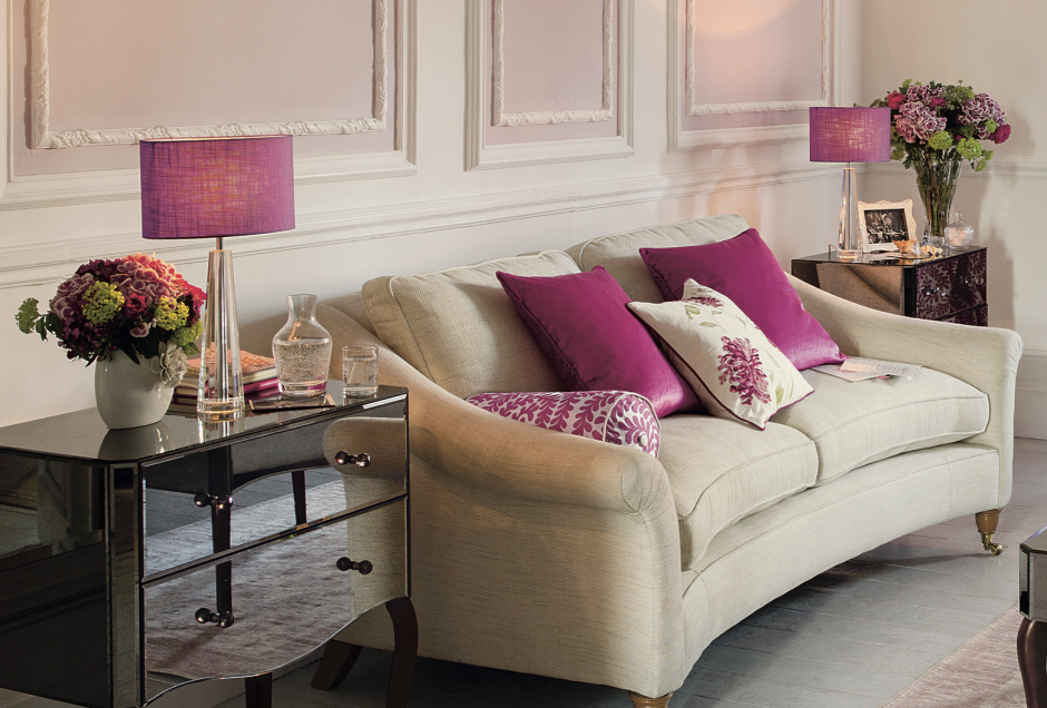 Шторы фуксия с бежевым в интерьере