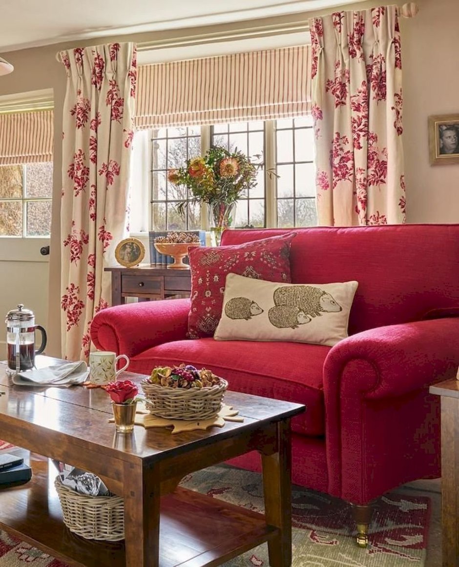 Гостиная с красными шторами