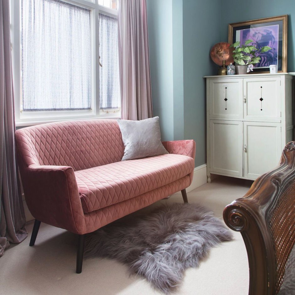 Розовый диван в интерьере