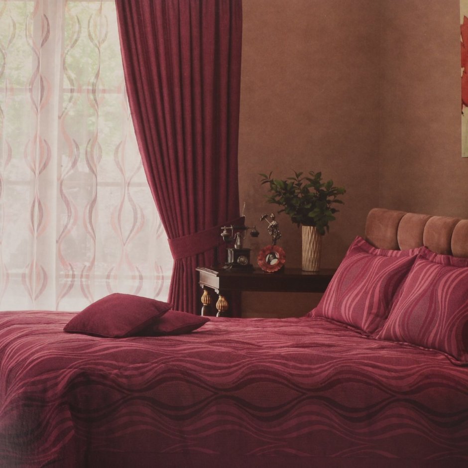 Бордовые шторы в спальне