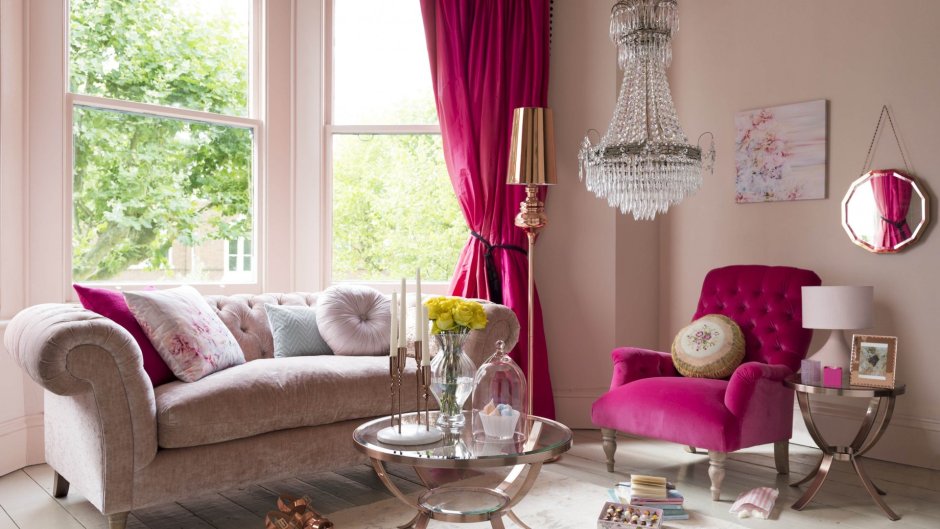 Шторы фуксия в интерьере гостиной