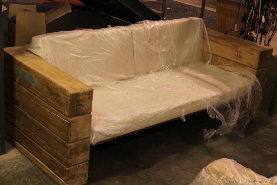 Деревянный диван в стиле лофт