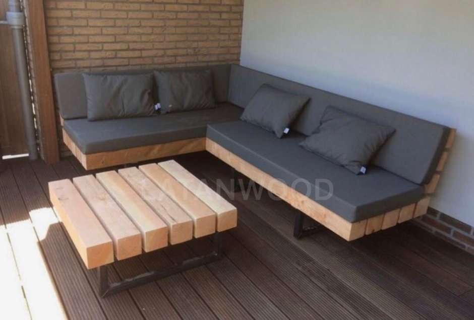 Стол в лаундж дерево