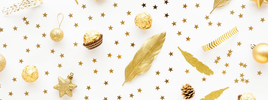 Новогодний фон с золотыми шарами