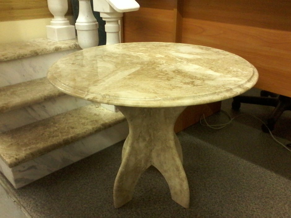Овальный стол с каменной столешницей