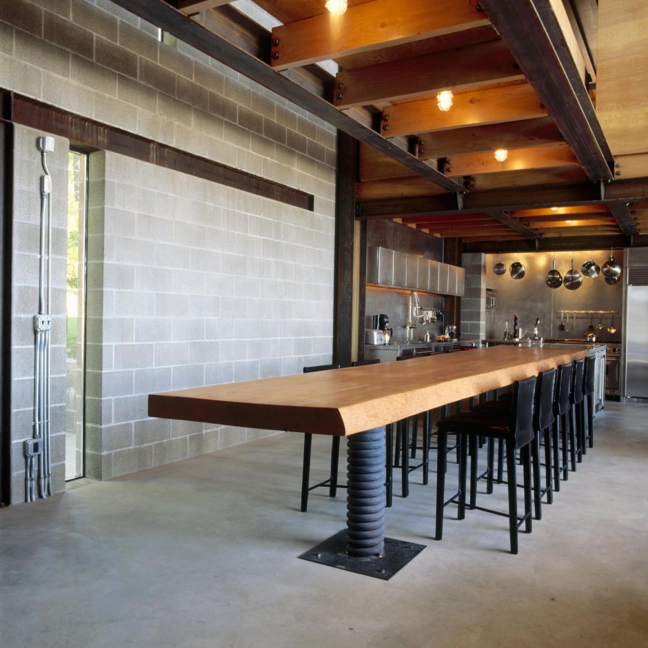 Столы в стиле лофт в деревянном доме