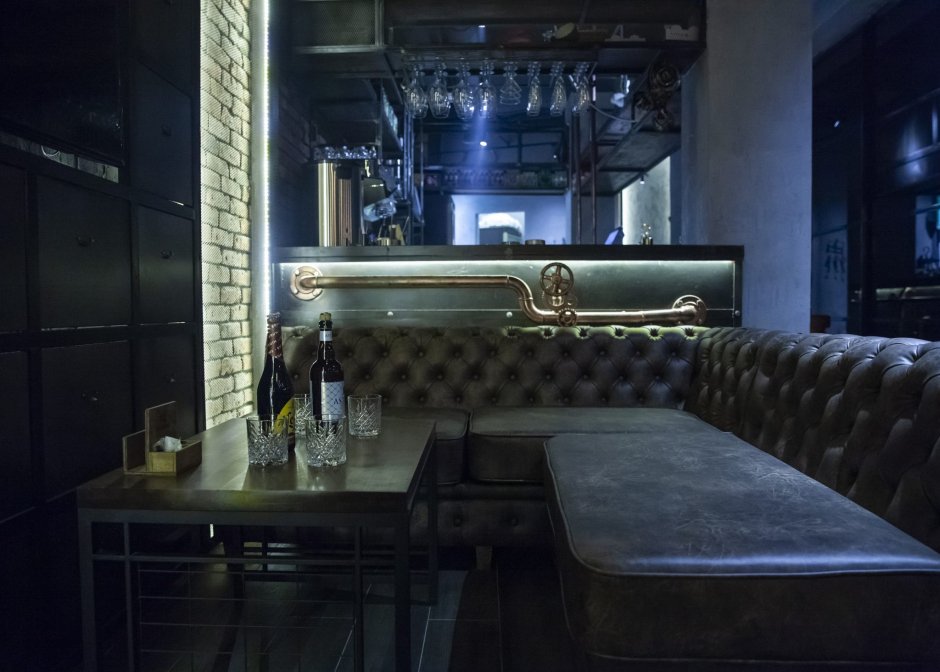 Барная стойка в ресторане лофт