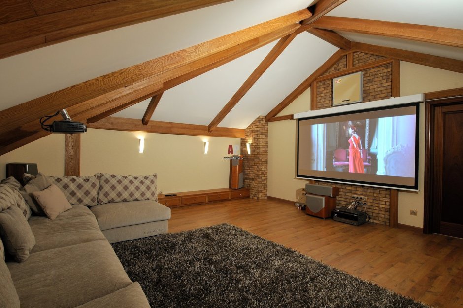 Спальня на мансарде с камином