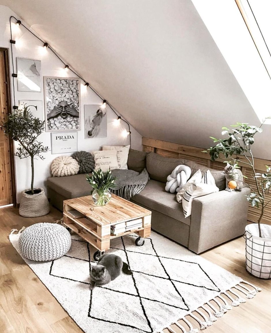 Мансарда под четырехскатной крышей интерьер