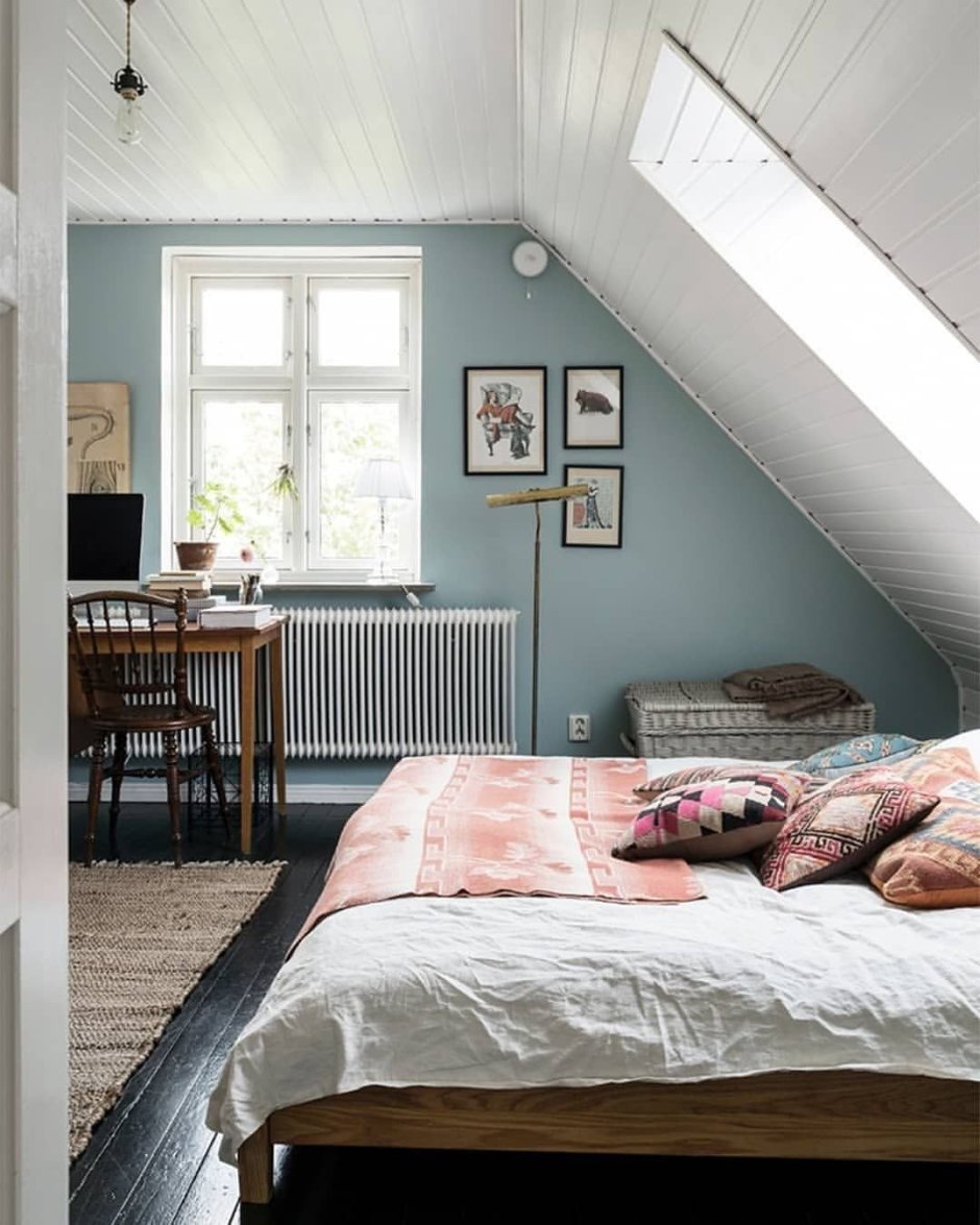 Спальня на мансарде в современном стиле