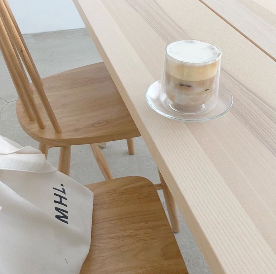 Атмосферные фото стол бежевый