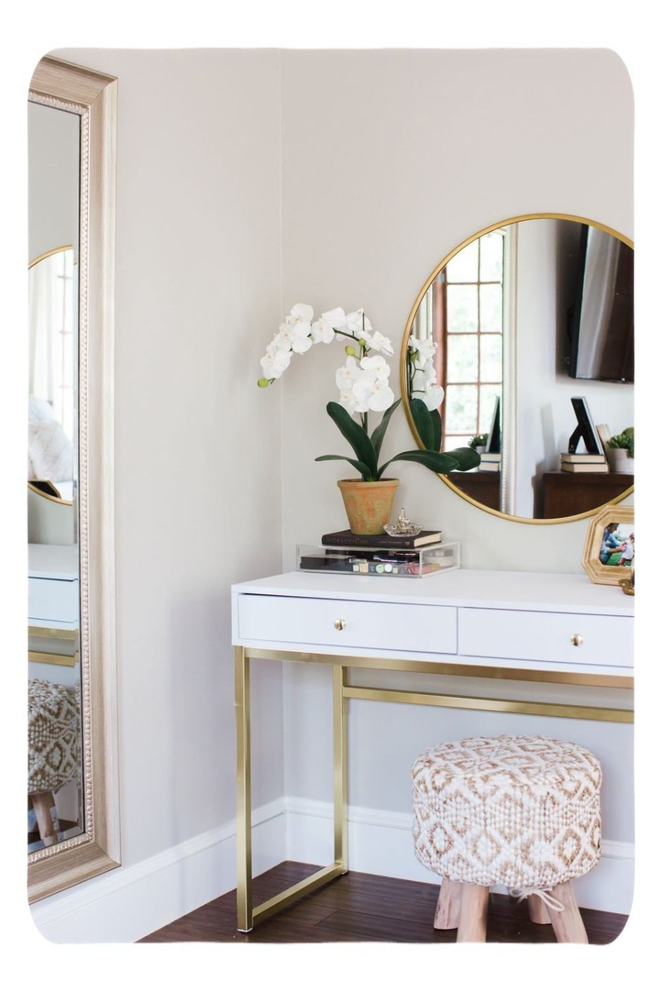 Туалетный столик в интерьере спальни