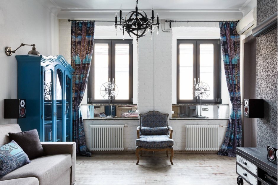 Синие шторы в интерьере лофт