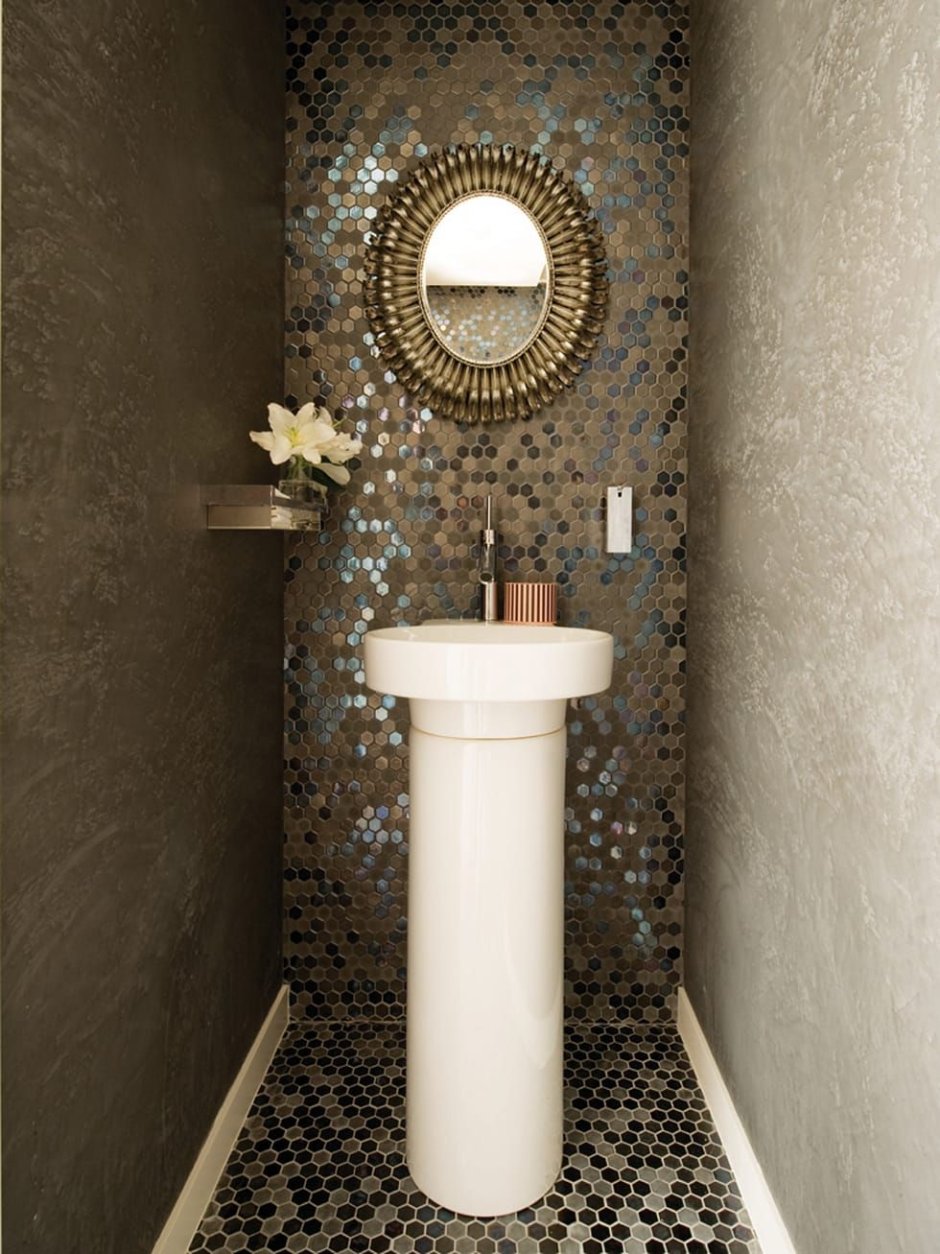 Маленький туалет в мозаике