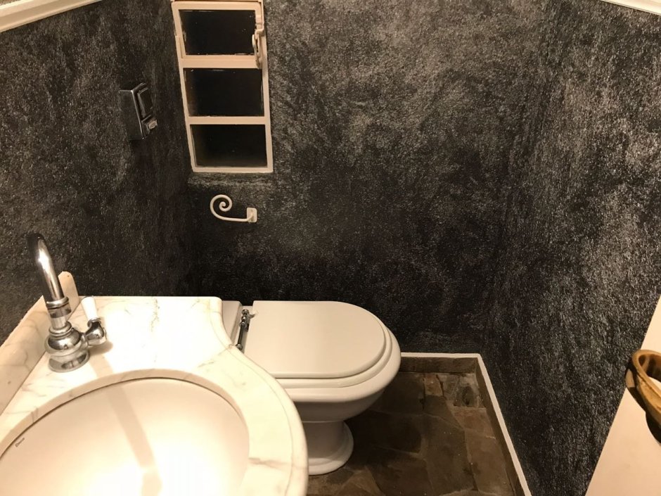 Декоративная штукатурка в туалете