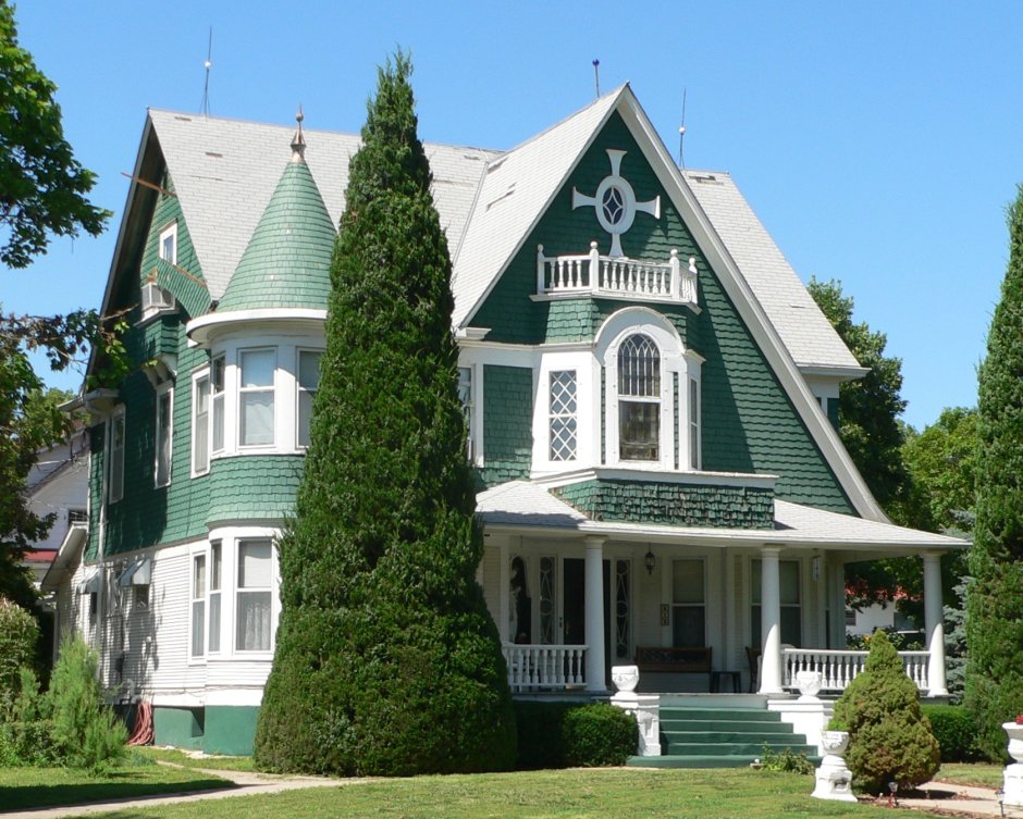 Дом особняк Викторианский стиль зеленого цвета