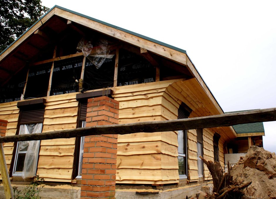 Фасад дома из необрезной доски