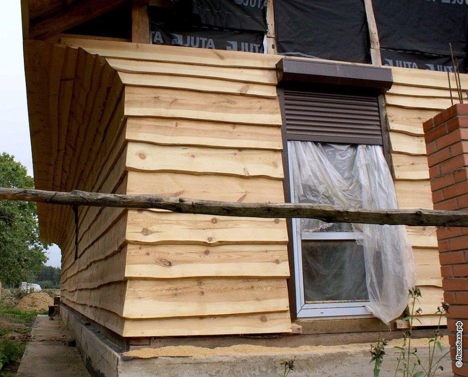 Дом обшитый необрезной доской