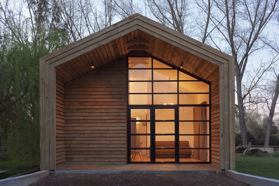 Фасад необрезной доской