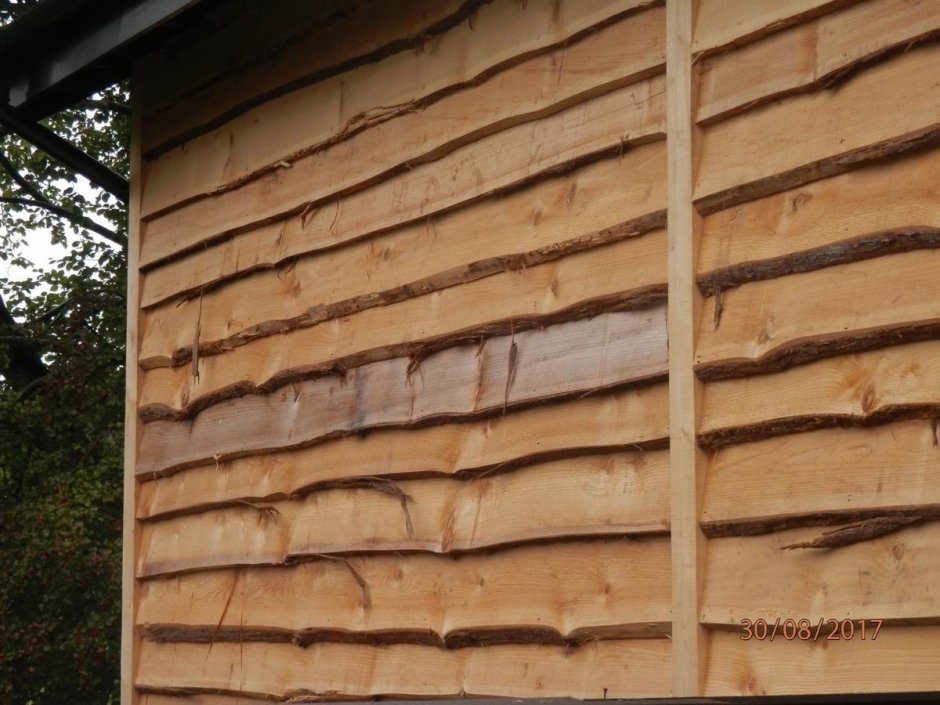 Фасад из необрезной доски