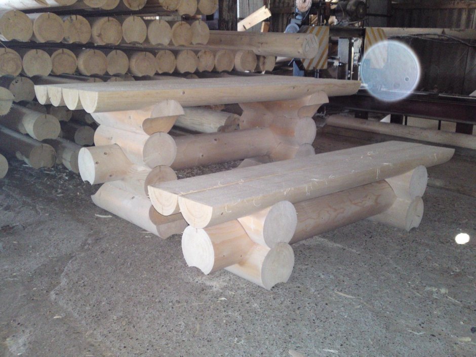 Круглый стол из бревна