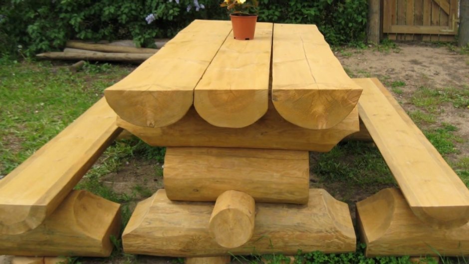 Стол из бревен для дачи